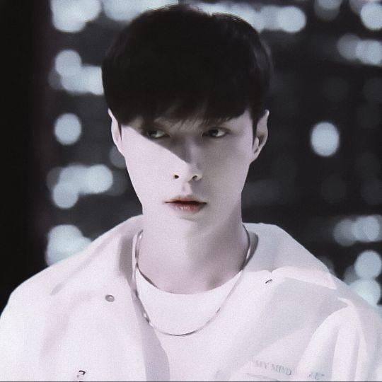 形同陌路|根正苗红的张艺兴拥有完美的肌肉线条，背后是谁的功劳呢？