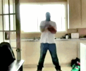搞笑gif:嘿,哥们,哥给你关下门,不用谢