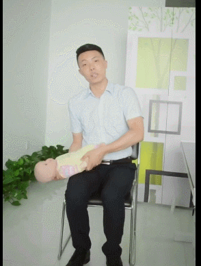 高中生吃饭时，突然触电般“噌”地蹿起！这1分16秒看傻所有人