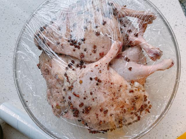 做腊鸭腿不能直接抹白酒，多做2步，没腥味咸香可口，保存时间久