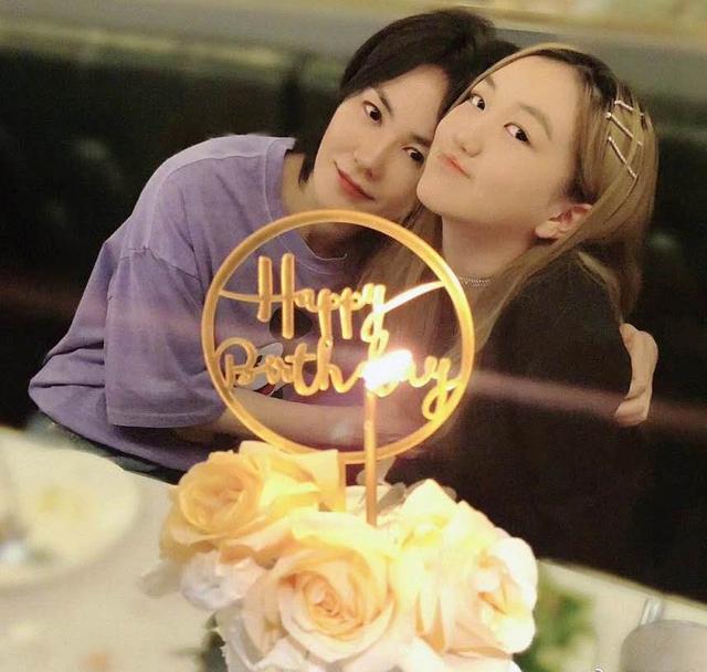 王菲庆李嫣14岁生日,母女同框似姐妹,李嫣竟用妈妈表情包手机壳|电影工厂