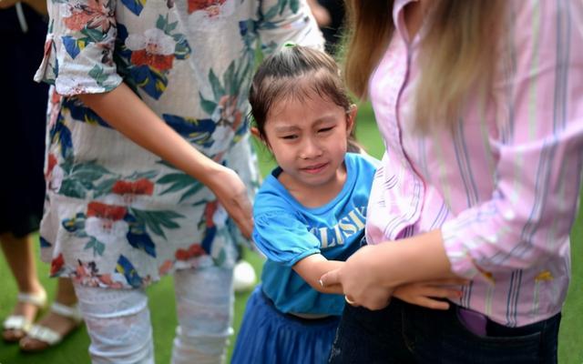 幼儿园办跳蚤市场，女儿两手空空回家，宝妈质问老师后连连道歉