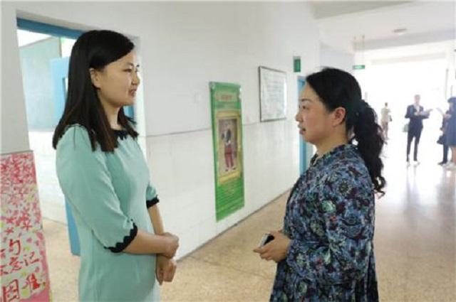 「超级宝妈」“请录制孩子家里洗澡视频”，看着老师布置的作业，家长群炸锅了