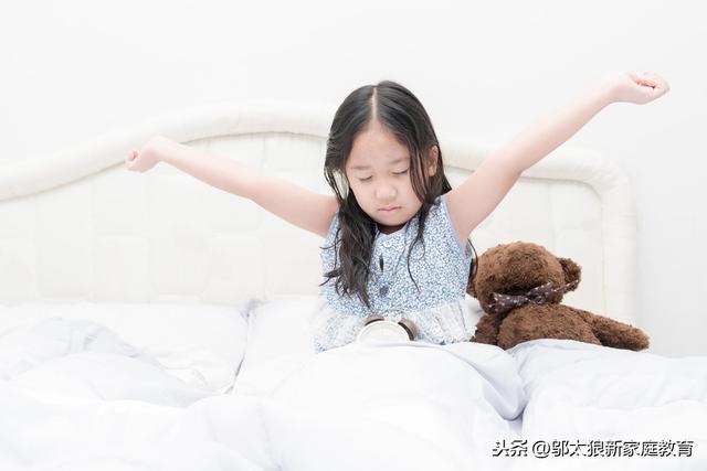 [你的育儿经]家长请警惕“杀伤性叫醒”：这样叫孩子起床，对大脑伤害巨大