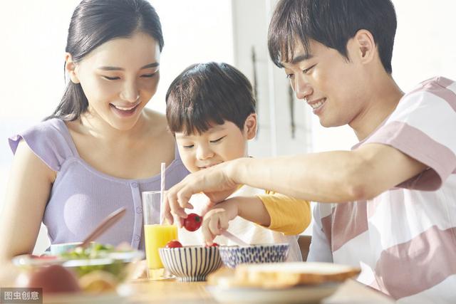 「你的育儿经」追着喂饭，不如让宝宝上餐桌一起吃饭，宝宝上餐桌吃饭好处多多