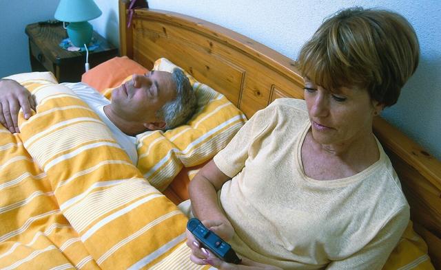 为何上年纪的女性容易失眠？或许跟4个原因有关，做好4点来改善