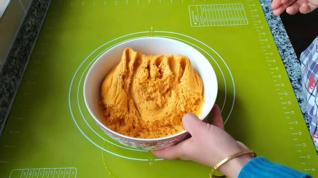 好吃又营养的红豆卷来了，做法简单，每次蒸一锅，上桌很快就光盘