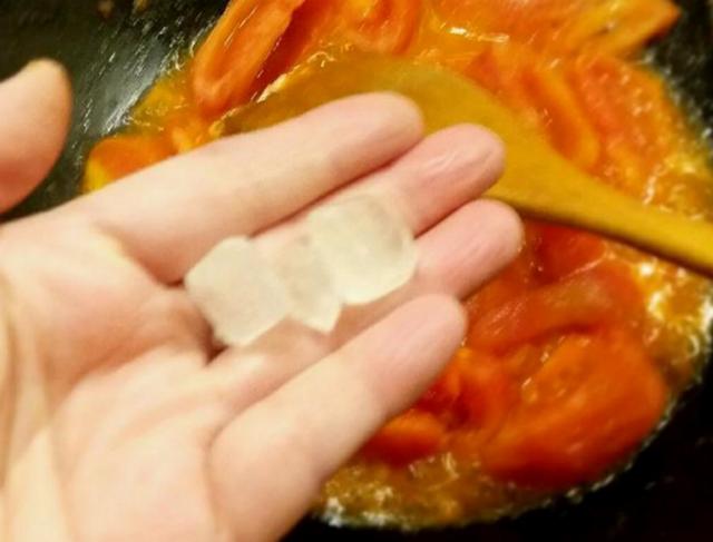 金针菇吃腻了，配点番茄一起做，酸酸甜甜新滋味