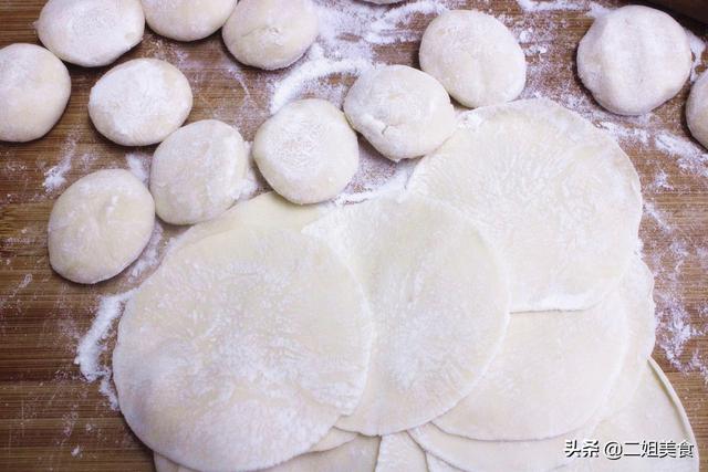 做饺子皮，牢记别直接加水和面了，掌握3个技巧，不破皮还劲道