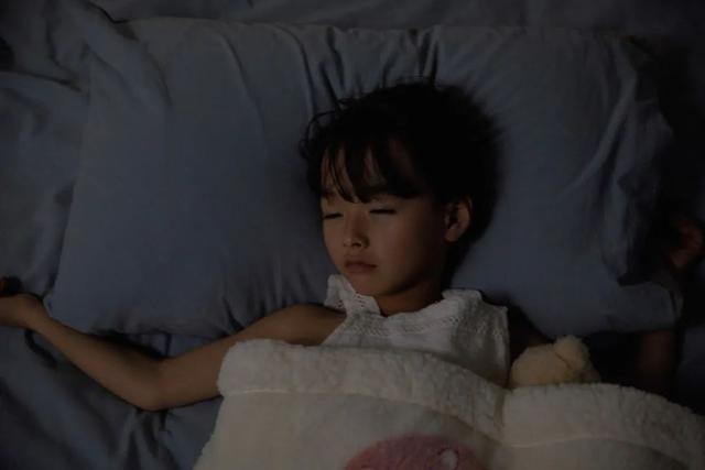 开心的笨小孩@各年龄段睡眠时间表，你家孩子睡够了吗？