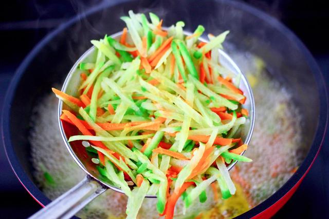 自己做包子没有外面卖得好吃，小厨教你萝卜鱿鱼馅，鲜美又营养