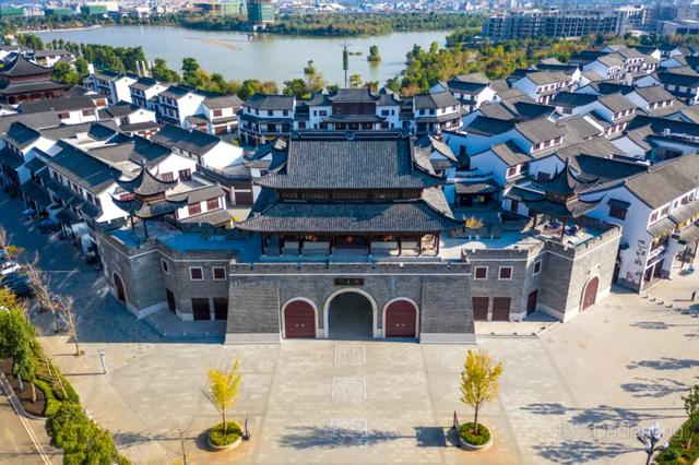 『趣旅游』红河水乡藏的神秘小店,专门帮人穿越,许多人来这里当“王妃”