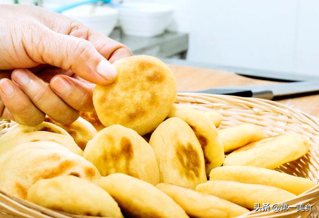 电饼铛烙出馋人锅贴味！简单制作玉米发面饼，香甜松软吃不够