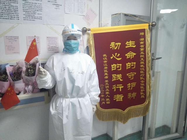 #健康学堂#武汉战疫日记:聊家常“哄睡”后,“老小孩”要跟我分享早餐