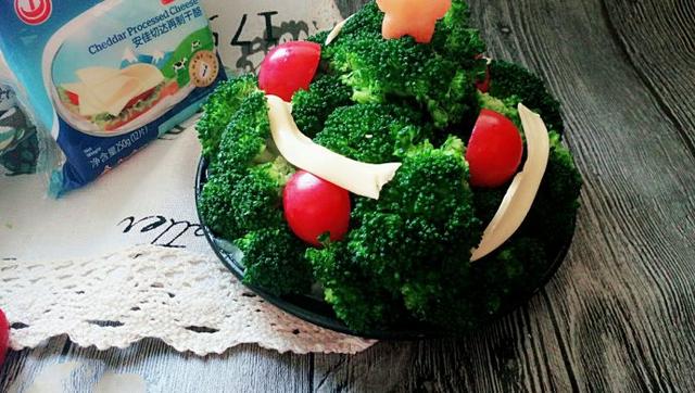 西兰花变身成圣诞树，好吃又好看，孩子都不舍得吃了