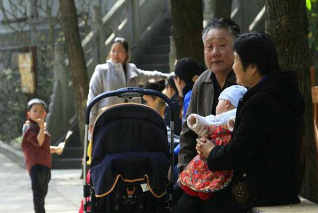 有种冷叫“奶奶觉得你冷”，给1岁半娃穿9件衣服，爸爸哭笑不得