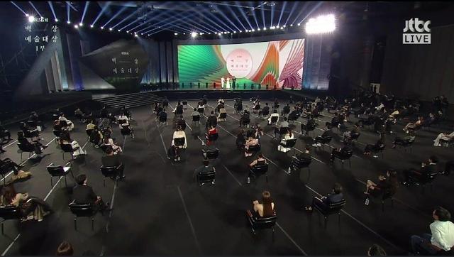 梨泰院开启领奖模式！金多美击败韩素希，如愿捧得最佳新人奖|影视交流地