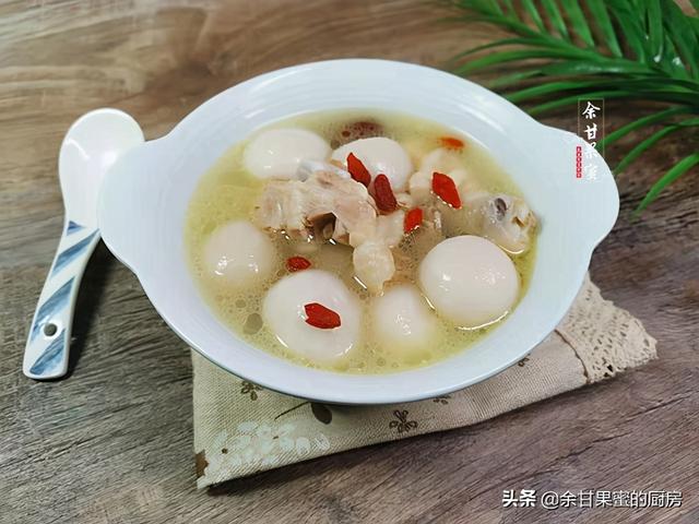 鸡汤芋圆，芋圆无馅无糖，软糯Q弹，一碗下肚暖胃暖身