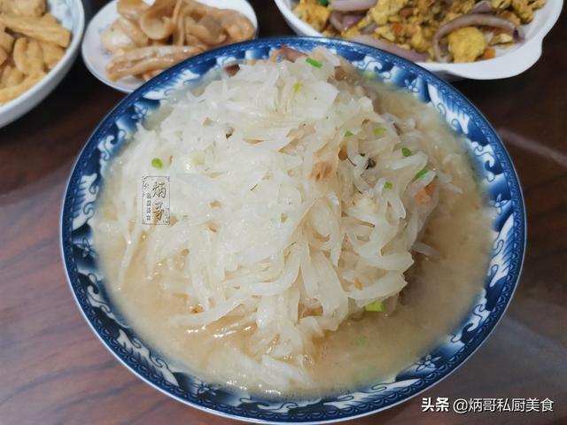 回老家蹭饭，晒妈妈做的菜在朋友圈火了，网友：这才是正宗农家菜