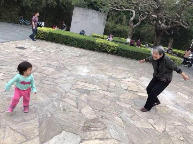 「超级宝妈」小蛛丝成功混入辣妈界轻松带娃