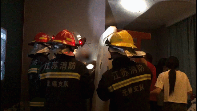 超级宝妈|一个头卡在窗户，一个头卡在按摩床，这些熊孩子太皮了