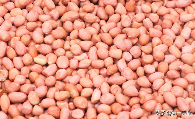 少逛街多做菜！大厨分享油炸花生米技巧，记住3个要点，香酥爽脆