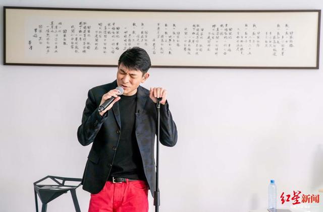 红星新闻|线上与粉丝聚会，刘德华感叹：生了病，多了皱纹，长了白发