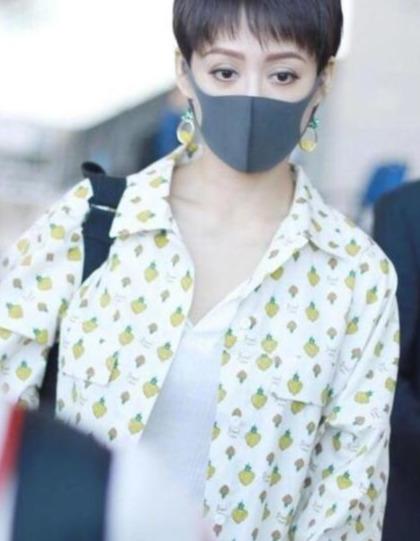 甜味超标|大妈年纪还不“消停”？宁静机场敷面膜，染蓝色睫毛太秀了