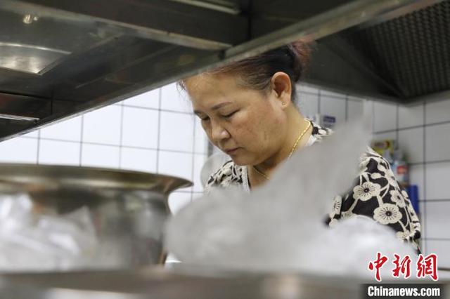 印尼|福建泉州归侨家庭年夜饭南洋味飘香