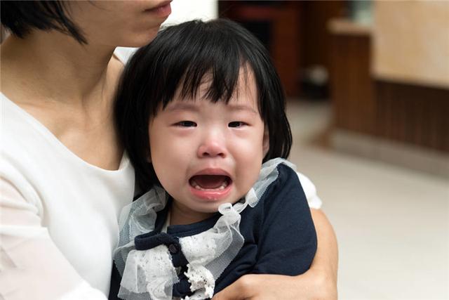 超级宝妈|孩子经常用哭闹要挟该咋办？李玫瑾：做好4个基本原则，事半功倍