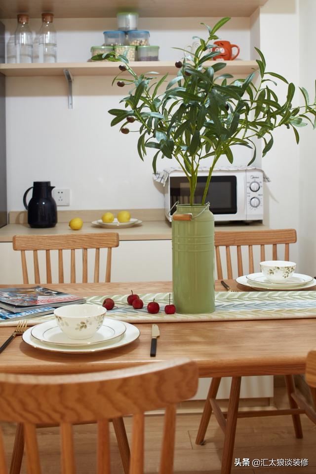 看来看去还是白色搭木色的装修最舒服耐看，初看不惊艳越看越喜欢