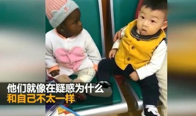 海绵宝宝不在家|5岁男宝遇黑人宝宝，相互打量一脸懵，网友调侃“我们不一样”