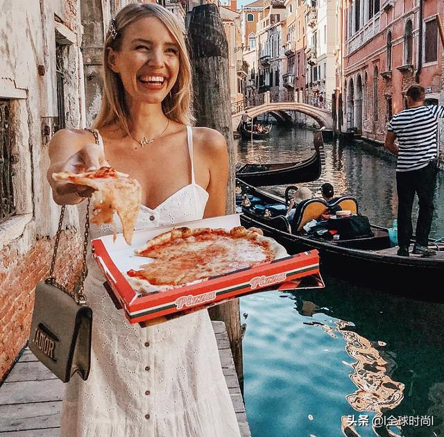 最时尚德国穿搭典范，甜心博主笑靥如花“花式”吊带连衣裙百搭百魅