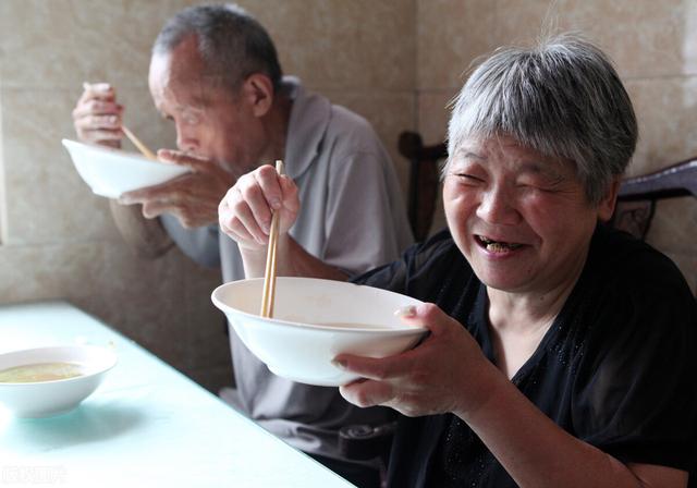 老年人晚餐少吃4种“食物”，脾胃舒服，睡得好，身体没负担