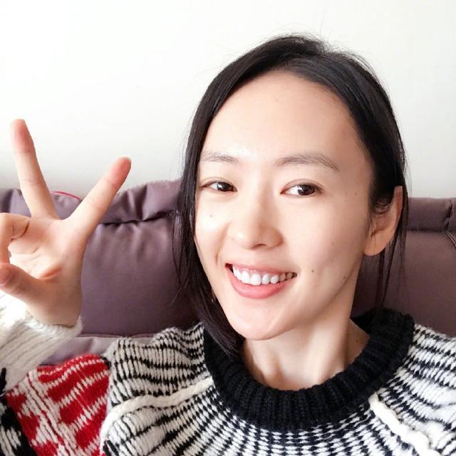 「中国青年网」从小美到大！童瑶分享儿时照片头戴红花扮靓俏皮十足