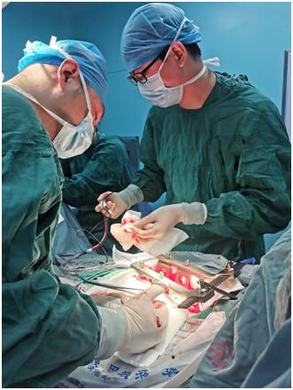 心脏|脚上一按一个坑！五旬大妈心上长了层“铠甲”，看医生如何化险为夷