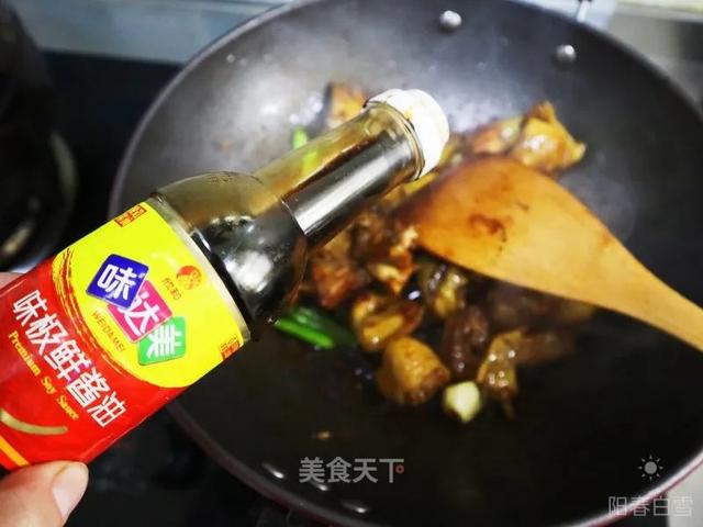 菌菇焖炒鸡：浓郁鲜美，配上一碗米饭，完美！