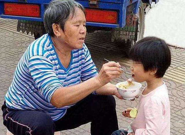 实拍“中国姥姥”的一天：带孩子做饭从早忙到晚，实际比上班都累