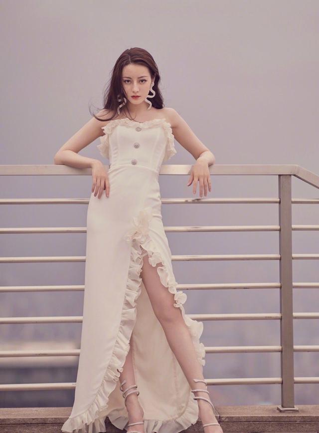 迪丽热巴新造型，戴蛇形吊坠，穿高开叉长裙，网友：美到我窒息|9号放映厅