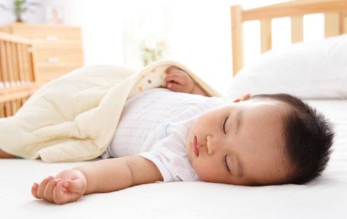 超级宝妈|晚上宝宝睡觉，要不要穿纸尿裤？摘掉纸尿裤，宝妈：太难了