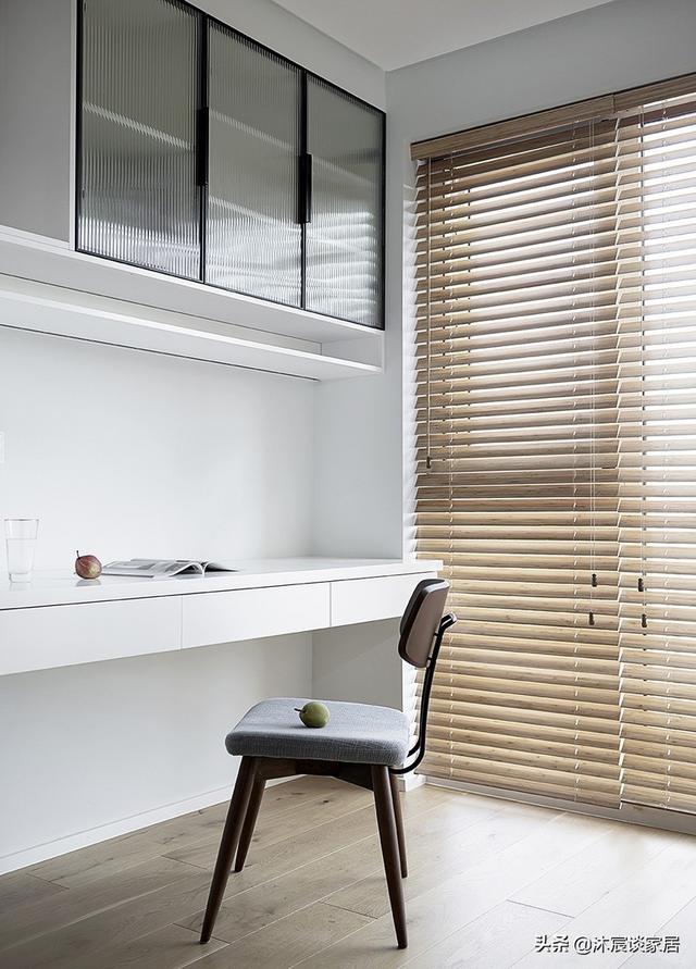 看完她家，我承认越简单越好看，大白墙配原木家具，室内清爽明亮