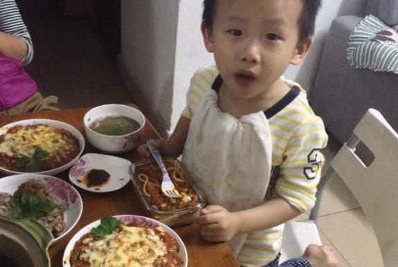 幸福的小调|孩子教养高低餐桌上见真章,这位妈妈“餐桌规距”,让娃备受夸赞
