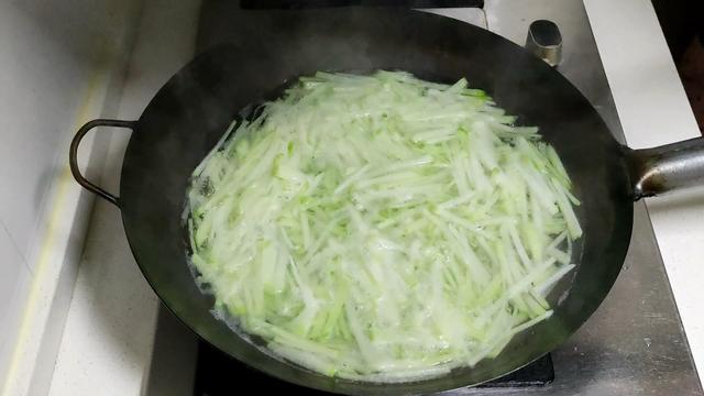 香炸素萝卜丸子这样才最酥脆好吃，不加水不回软，外焦里嫩不油腻