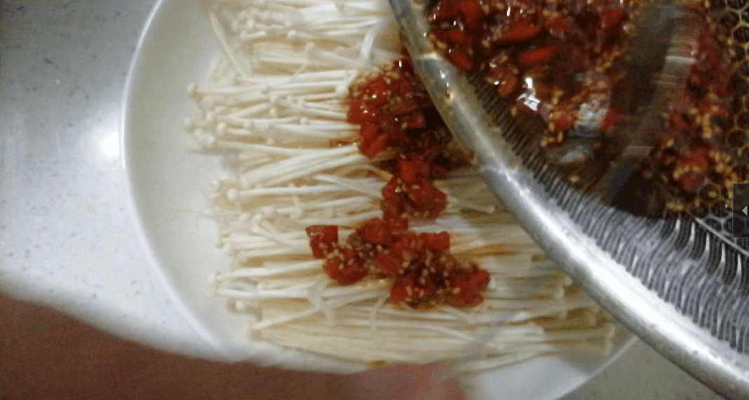 金针菇简单吃法，搭配一种酱料，秒变美味下饭菜