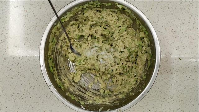 香炸素萝卜丸子这样才最酥脆好吃，不加水不回软，外焦里嫩不油腻