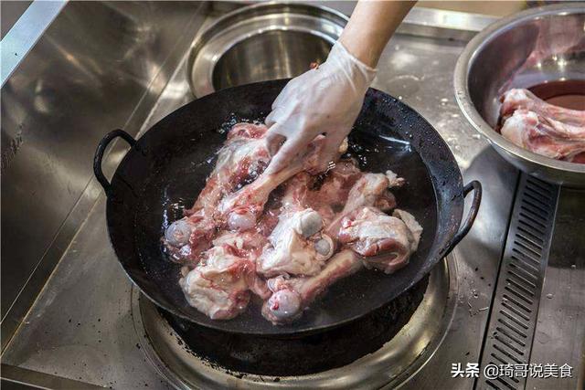 吃火锅时，最好不要点几十元的“清汤锅”，服务员：还不如清水锅