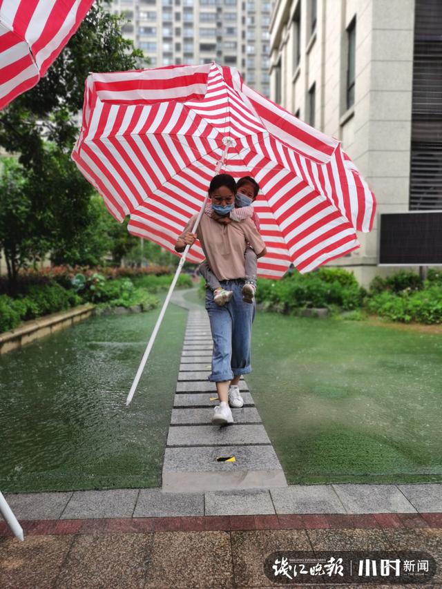 「你的育儿经」暴雨天，宁波一幼儿园这组“伞照”刷屏，很多人看完默默感动