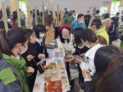 江西农大彩色油菜花深加工产品获好评 成高校科技成果展汇报“网红”