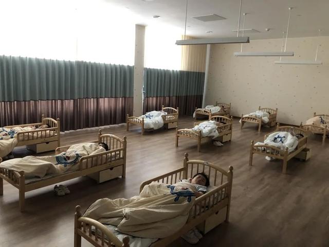 超级宝妈▲宁波幼儿园萌娃们开学啦！独自入园、测温、一米距…开心有序！