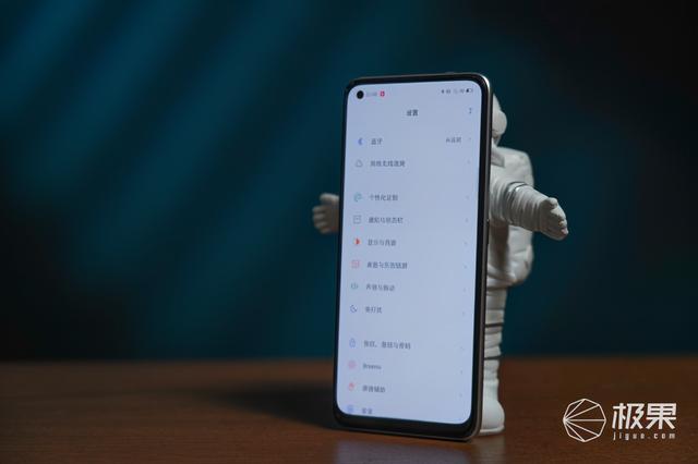 realme Q2 Pro上手玩：素皮材质，售价1599元起